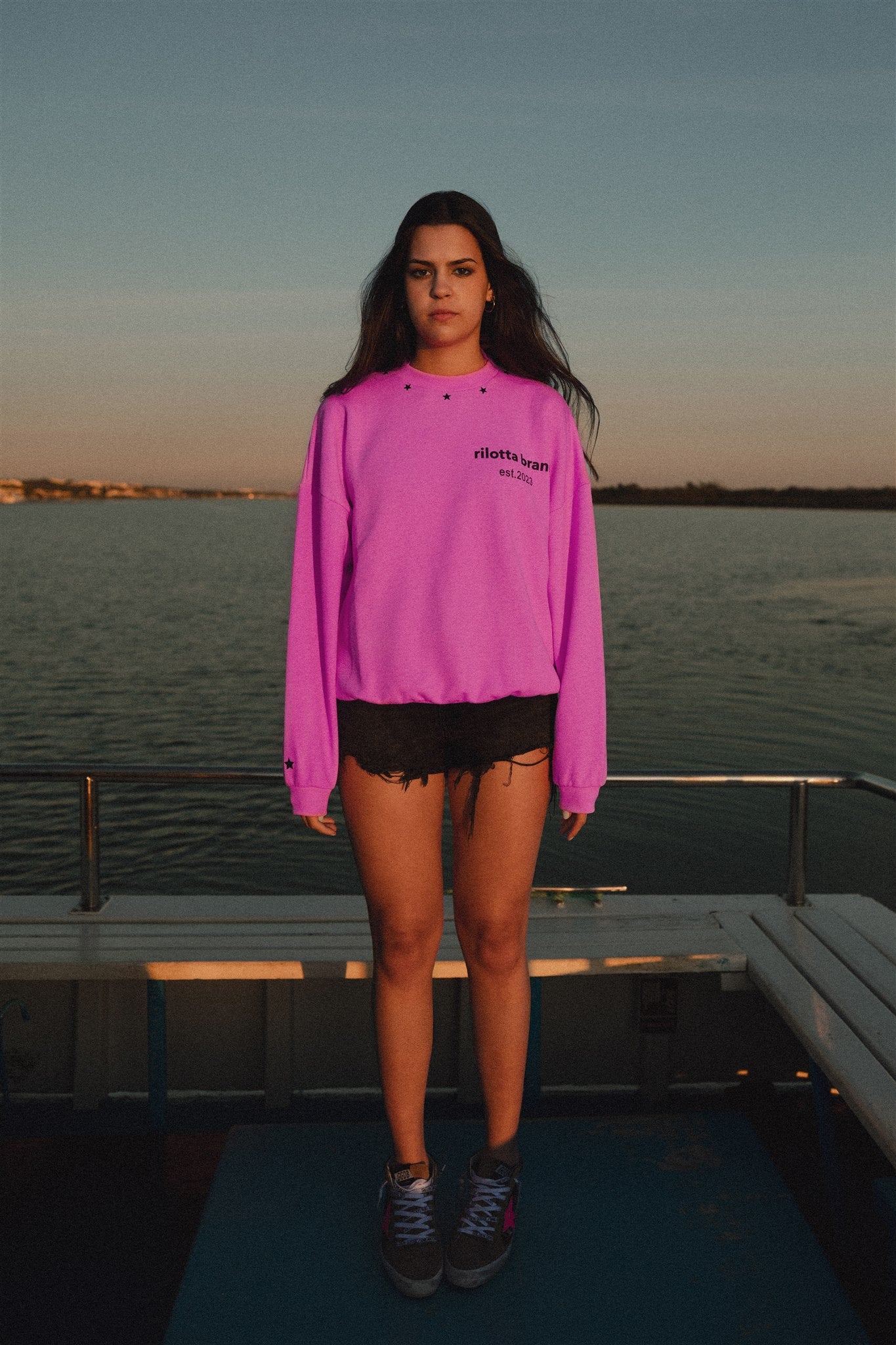 SUDADERA ROSA FLÚOR TACHAS NEGRA