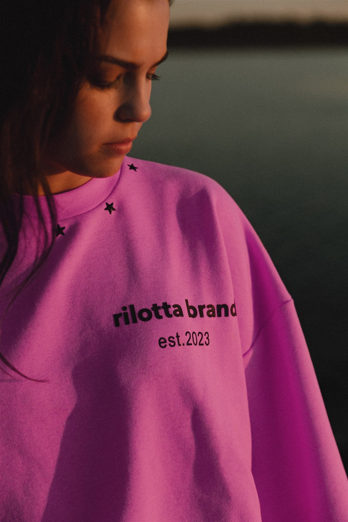 SUDADERA ROSA FLÚOR TACHAS NEGRA