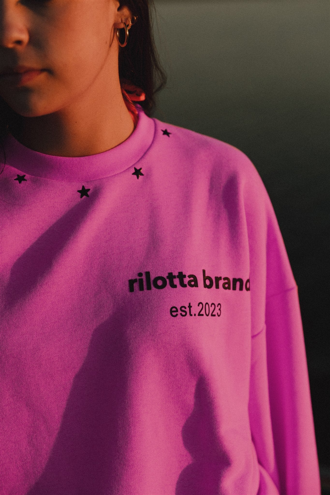 SUDADERA ROSA FLÚOR TACHAS NEGRA